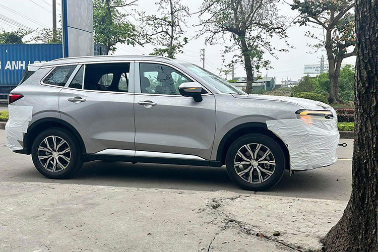 Mới đây, Ford Territory facelift 2025 mới (bản nâng cấp giữa vòng đời) một lần nữa bị bắt gặp tại thị trường Việt Nam, lần này là khi đang lăn bánh trên đường phố với nhiều chi tiết được che đậy.