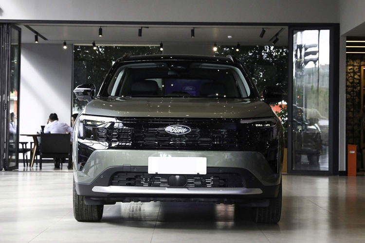 Tại thị trường Việt Nam, Ford Territory thuộc phân khúc SUV cỡ C, cạnh tranh với nhiều đối thủ đáng gờm như Mazda CX-5, Hyundai Tucson, Honda CR-V, Kia Sportage,... 