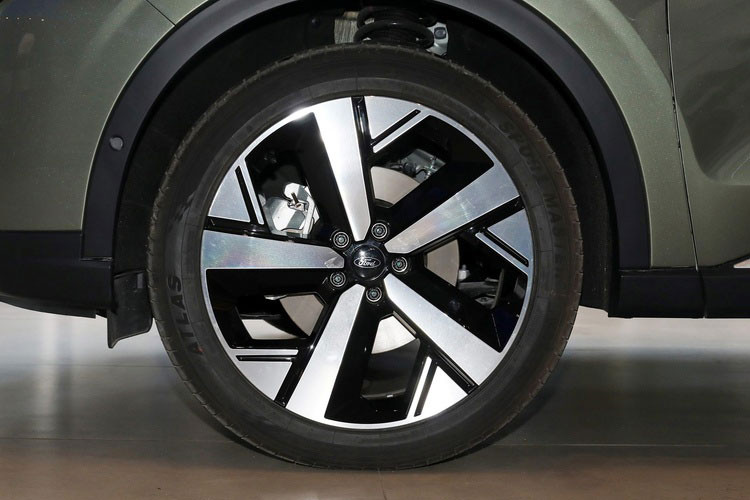 Trước đó, một số thay đổi ở mặt trước xe cũng đã được ghi nhận. Cụ thể, khu vực dưới cụm đèn chiếu sáng được sơn đồng màu với thân xe, giúp làm nổi bật dải trang trí đen bóng chạy dọc mép cản trước - khác biệt với thiết kế sơn đen toàn phần trên mẫu Territory tại Trung Quốc.