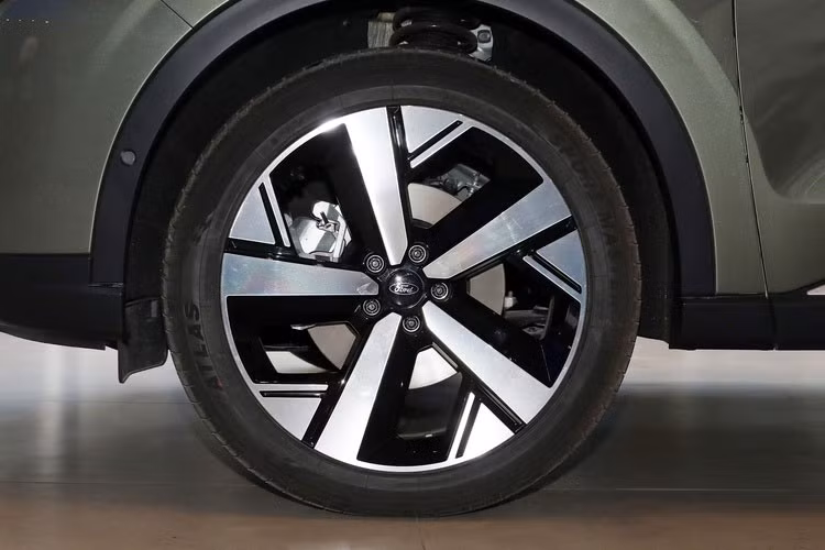 Trước đó, một số thay đổi ở mặt trước xe cũng đã được ghi nhận. Cụ thể, khu vực dưới cụm đèn chiếu sáng được sơn đồng màu với thân xe, giúp làm nổi bật dải trang trí đen bóng chạy dọc mép cản trước - khác biệt với thiết kế sơn đen toàn phần trên mẫu Territory tại Trung Quốc.