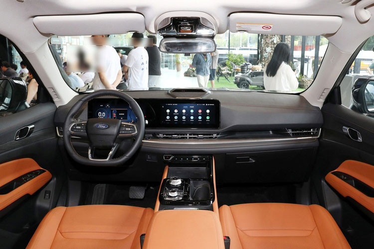 Vì chỉ là bản nâng cấp giữa vòng đời, nội thất của Territory 2025 không thay đổi nhiều. Xe vẫn giữ cụm hai màn hình điện tử 12,3 inch nối liền trên bảng táp-lô, cụm điều khiển trung tâm bố trí đơn giản với cần số dạng núm xoay và các phím cảm ứng hiện đại. 