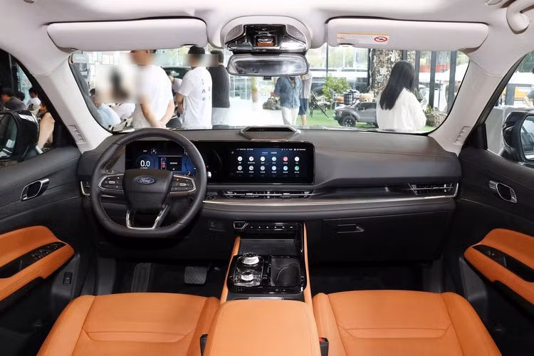 Vì chỉ là bản nâng cấp giữa vòng đời, nội thất của Territory 2025 không thay đổi nhiều. Xe vẫn giữ cụm hai màn hình điện tử 12,3 inch nối liền trên bảng táp-lô, cụm điều khiển trung tâm bố trí đơn giản với cần số dạng núm xoay và các phím cảm ứng hiện đại. 