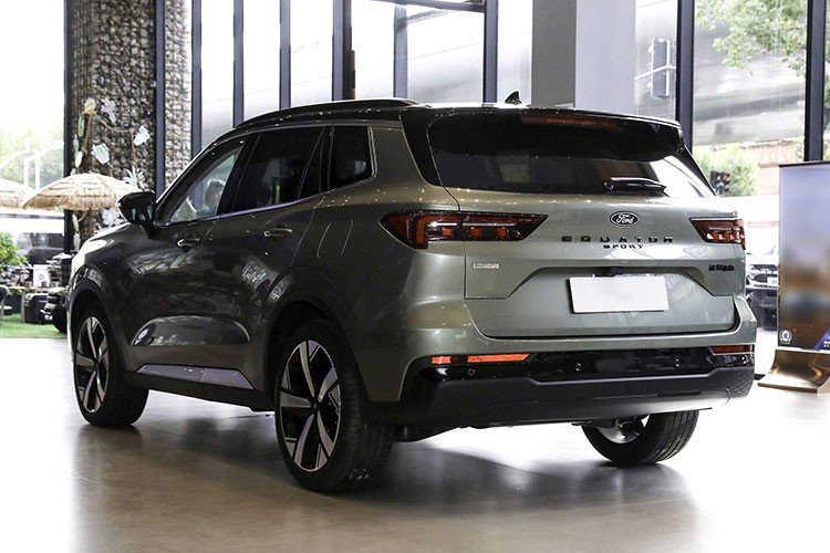 Theo quan sát, bộ mâm trên phiên bản thử nghiệm lần này tương tự với chiếc Territory màu trắng từng xuất hiện trước đó, cho thấy đây có thể là trang bị tiêu chuẩn cho phiên bản facelift tại thị trường Việt Nam.