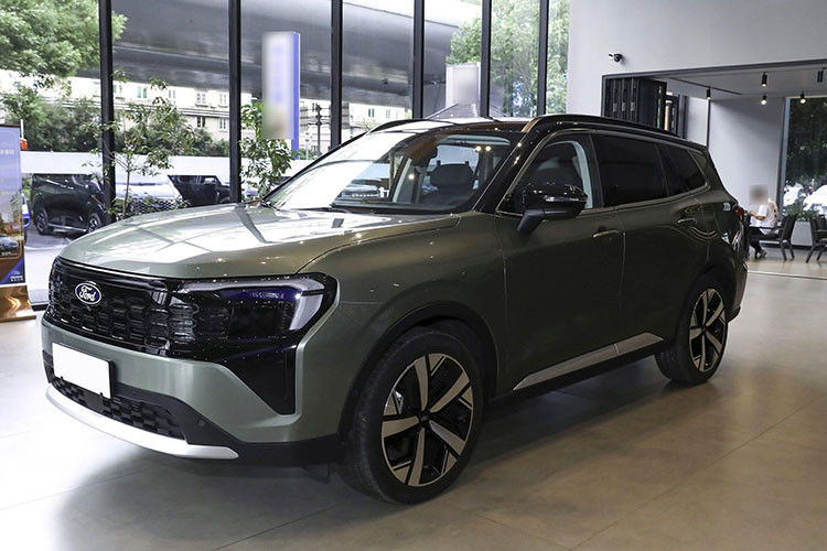 Khác với lần lộ diện trước đó tại trung tâm thử nghiệm khí thải - nơi phần thân xe được che kín, chiếc xe SUV Ford Territory 2025 lần này chỉ được ngụy trang phần đầu và đuôi. Điều này giúp người xem có cái nhìn rõ ràng hơn về thiết kế mới ở khu vực hông xe.