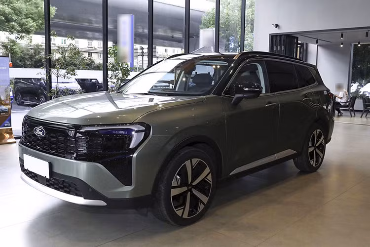 Khác với lần lộ diện trước đó tại trung tâm thử nghiệm khí thải - nơi phần thân xe được che kín, chiếc xe SUV Ford Territory 2025 lần này chỉ được ngụy trang phần đầu và đuôi. Điều này giúp người xem có cái nhìn rõ ràng hơn về thiết kế mới ở khu vực hông xe.