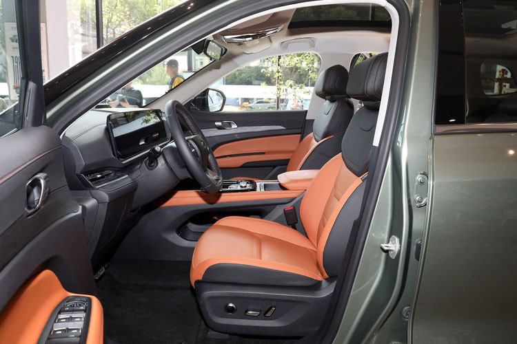 Lưới tản nhiệt trên bản chạy thử tại Việt Nam cũng có chút khác biệt, cho thấy Ford đang có những điều chỉnh riêng phù hợp với thị trường trong nước. Về tổng thể, Territory 2025 được nâng cấp phần đầu xe với cụm đèn chiếu sáng chính được đưa lên cao, tích hợp dải LED hình móc câu bắt mắt. Khoang hút gió phía dưới cũng được mở rộng.