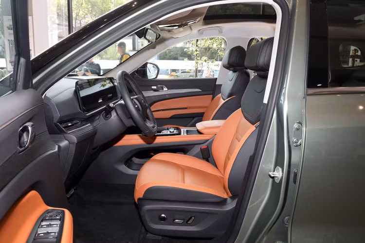 Lưới tản nhiệt trên bản chạy thử tại Việt Nam cũng có chút khác biệt, cho thấy Ford đang có những điều chỉnh riêng phù hợp với thị trường trong nước. Về tổng thể, Territory 2025 được nâng cấp phần đầu xe với cụm đèn chiếu sáng chính được đưa lên cao, tích hợp dải LED hình móc câu bắt mắt. Khoang hút gió phía dưới cũng được mở rộng.