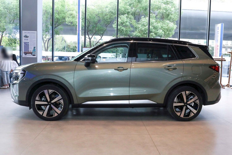 Điểm đáng chú ý là cột B và C của xe được sơn cùng màu với thân, khác biệt so với bản tiền nhiệm vốn sử dụng sơn đen bóng tạo hiệu ứng "mui nổi". Phần hông sau của xe cũng được tinh chỉnh lại, mang lại cảm giác gọn gàng và liền mạch hơn. 