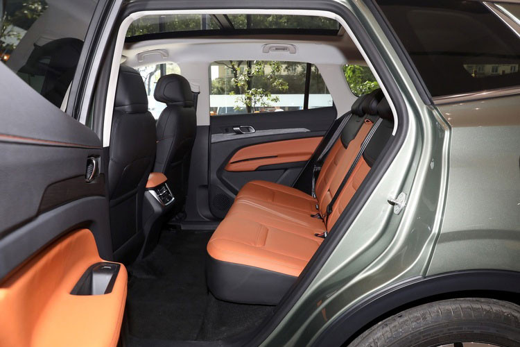 Trong khi đó, thiết kế hông và đuôi xe vẫn giữ nhiều nét quen thuộc từ phiên bản hiện hành. Đáng chú ý, Ford cũng bổ sung thêm nhiều tùy chọn mâm mới cho phiên bản facelift này. Kích thước tổng thể của xe được điều chỉnh với chiều dài tăng thêm 55 mm lên mức 4.685 mm, giúp cải thiện không gian nội thất và sự bề thế của xe khi nhìn từ bên ngoài