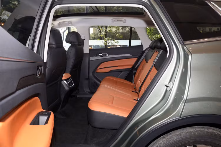 Trong khi đó, thiết kế hông và đuôi xe vẫn giữ nhiều nét quen thuộc từ phiên bản hiện hành. Đáng chú ý, Ford cũng bổ sung thêm nhiều tùy chọn mâm mới cho phiên bản facelift này. Kích thước tổng thể của xe được điều chỉnh với chiều dài tăng thêm 55 mm lên mức 4.685 mm, giúp cải thiện không gian nội thất và sự bề thế của xe khi nhìn từ bên ngoài