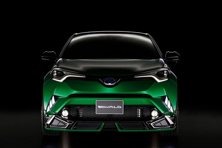 Phiên bản Toyota C-HR độ mới này gồm hai màu gồm xanh lá cây và màu đen mờ. Đặc biệt, hốc cản trước và sau được tích hợp thêm bộ đèn LED.