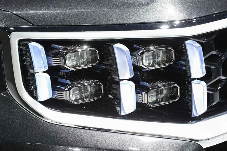 Hãng Kia chỉ tập trung thay đổi thiết kế ở đầu xe và đuôi xe cho Mohave Masterpiece. Theo đó, mẫu SUV này được trang bị lưới tản nhiệt "miệng hùm" nhưng kéo dài đến hết chiều rộng của đầu xe, tích hợp cả cụm đèn pha 4 bóng.