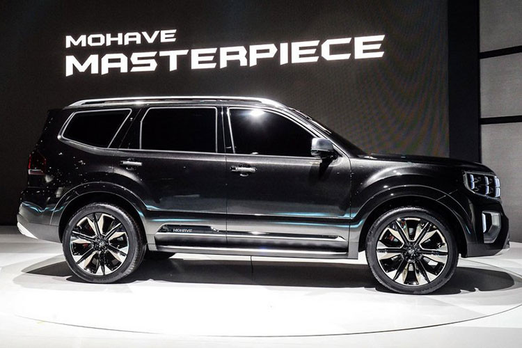 Tương tự Kia Telluride 2020 đã ra mắt tại Detroit 2019, Mohave cũng sở hữu thiết kế 3 hàng ghế bên trong. Tuy nhiên, so với Telluride 2020, Kia Mohave lại là xe off-road đúng nghĩa nhờ khung gầm hình thang và hộp số phụ dùng để giảm tốc độ bánh xe, mang đến sức kéo lớn hơn.