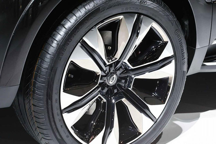 Tương tự đầu xe, ở đuôi xe của Kia Mohave Masterpiece cũng có tấm ốp bảo vệ gầm màu bạc bên dưới cản sau, tích hợp 4 ống xả. Thêm vào đó là cụm đèn hậu với tạo hình thanh dọc "tông xuyệt tông" với dải đèn LED định vị ban ngày trên đầu xe.