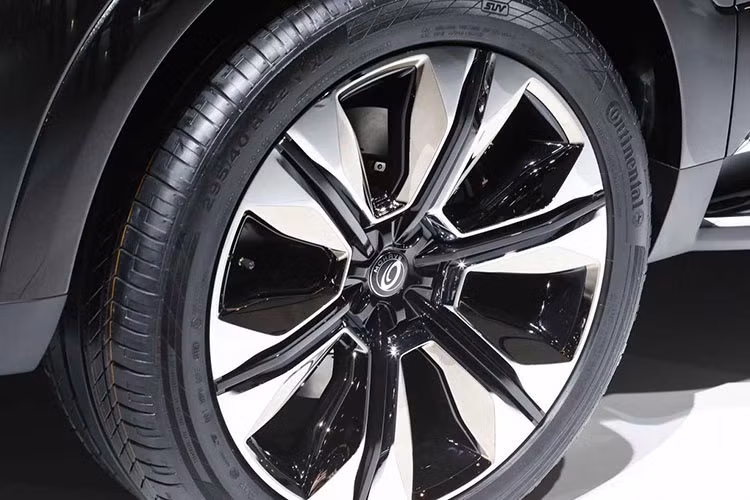 Tương tự đầu xe, ở đuôi xe của Kia Mohave Masterpiece cũng có tấm ốp bảo vệ gầm màu bạc bên dưới cản sau, tích hợp 4 ống xả. Thêm vào đó là cụm đèn hậu với tạo hình thanh dọc "tông xuyệt tông" với dải đèn LED định vị ban ngày trên đầu xe.