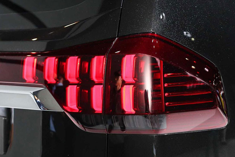 Bên dưới lưới tản nhiệt là cản trước thay đổi thiết kế theo hướng hiện đại hơn. Thêm vào đó là tấm ốp bảo vệ gầm màu bạc nổi bật hơn. Vòng ra bên sườn, chúng ta có thể thấy bộ vành hợp kim cỡ lớn, ốp cua lốp loe rộng và dòng chữ "Mohave" trên cửa sau.