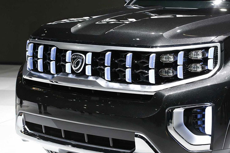 Vì là hình ảnh xem trước cho phiên bản nâng cấp nên Kia Mohave Masterpiece Concept mới có thiết kế thân vỏ tổng thể gần như giống hệt Mohave thế hệ hiện tại, được thể hiện qua hình dáng cửa sổ bên sườn cũng như cột sơn trùng màu thân.