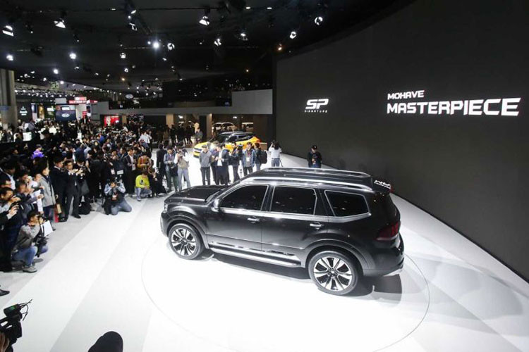 Hiện hãng xe ôtô Kia chưa công bố hình ảnh nội thất bên trong Mohave Masterpiece. Thay vào đó, hãng xe Hàn Quốc chỉ khẳng định Mohave Masterpiece được trang bị nội thất chất lượng cao và nhiều công nghệ.