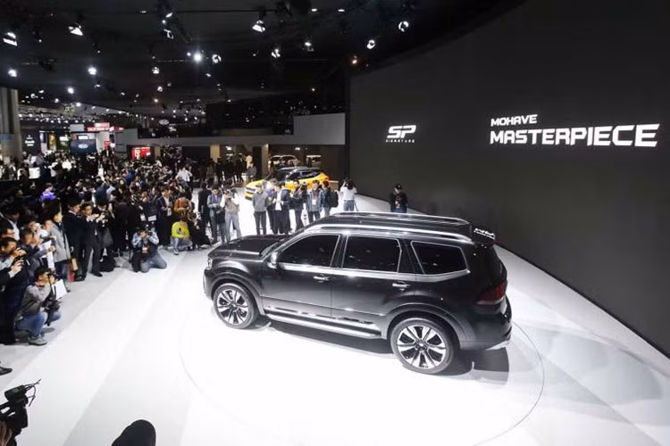 Hiện hãng xe ôtô Kia chưa công bố hình ảnh nội thất bên trong Mohave Masterpiece. Thay vào đó, hãng xe Hàn Quốc chỉ khẳng định Mohave Masterpiece được trang bị nội thất chất lượng cao và nhiều công nghệ.