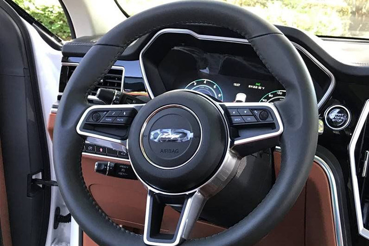 Bên trong của mẫu xe Zotye T600 mới, các chi tiết nội thất được đánh giá là có thiết kế đơn giản với màn hình thông tin giải trí nằm độc lập trên mặt táp-lô. Ngoài ra, mẫu crossover cỡ trung này còn được trang bị đồng hồ kỹ thuật số và ghế bọc da phối 2 màu đen - kem.