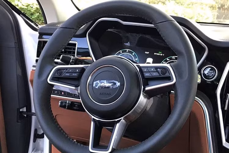 Bên trong của mẫu xe Zotye T600 mới, các chi tiết nội thất được đánh giá là có thiết kế đơn giản với màn hình thông tin giải trí nằm độc lập trên mặt táp-lô. Ngoài ra, mẫu crossover cỡ trung này còn được trang bị đồng hồ kỹ thuật số và ghế bọc da phối 2 màu đen - kem.