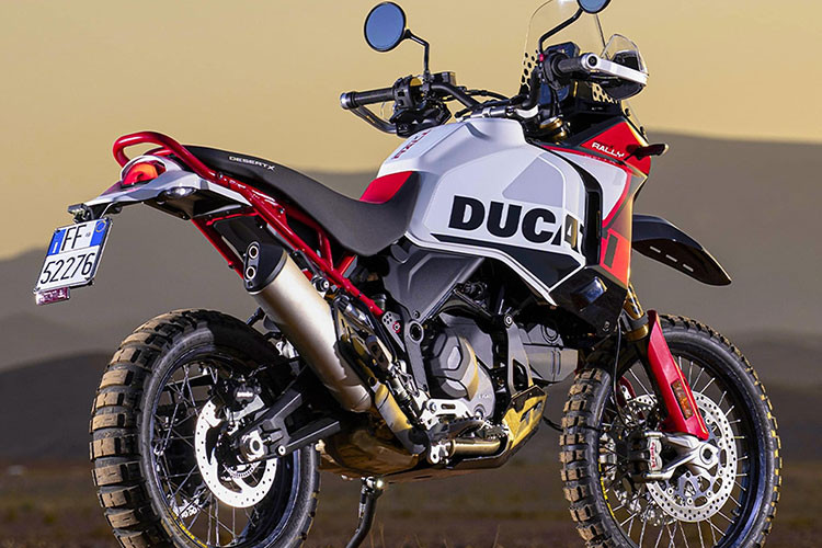 Diện mạo bên ngoài của của mẫu xe môtô Ducati DesertX Rally 2023 đa địa hình nổi bật với bộ tem trùm 2 tone màu phối đỏ trắng đặc trưng thường xuất hiện trên một số phiên bản đặc biệt của hãng xe Ý.