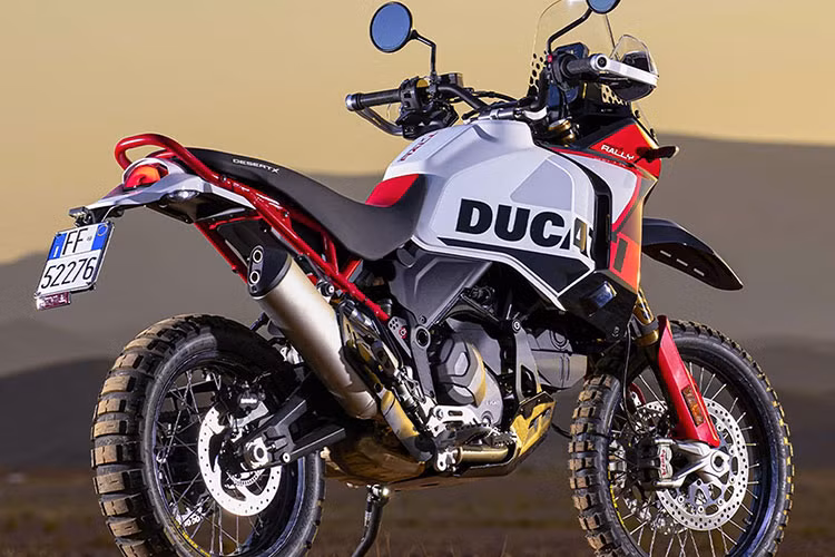 Diện mạo bên ngoài của của mẫu xe môtô Ducati DesertX Rally 2023 đa địa hình nổi bật với bộ tem trùm 2 tone màu phối đỏ trắng đặc trưng thường xuất hiện trên một số phiên bản đặc biệt của hãng xe Ý.