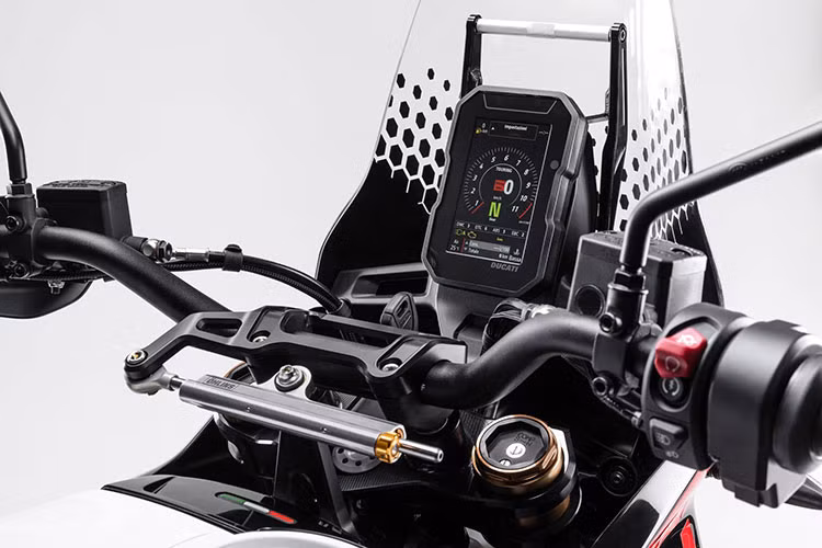 Ngoài ra, ốp gầm nguyên bản đã được thay thế bằng ốp gầm carbon và yên xe chuyển sang kiểu yên liền bọc da màu đen/đỏ. Một trong những nâng cấp đáng chú ý nhất trên Ducati DesertX Rally là hệ thống treo.