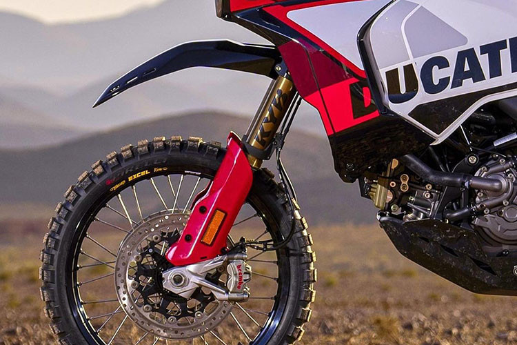 Cặp giảm trước USD đường kính tăng lên 48mm có thể điều chỉnh độ nén/hồi, đặc biệt bên ngoài phuộc được phủ lớp Kashima bên trong ti phuộc phủ lớp DLC. Chảng ba của xe được làm bằng nhôm nhằm giảm trọng lượng nhưng vẫn đảm bảo độ cứng.