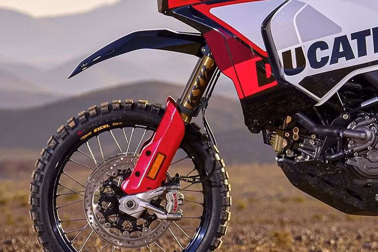 Cặp giảm trước USD đường kính tăng lên 48mm có thể điều chỉnh độ nén/hồi, đặc biệt bên ngoài phuộc được phủ lớp Kashima bên trong ti phuộc phủ lớp DLC. Chảng ba của xe được làm bằng nhôm nhằm giảm trọng lượng nhưng vẫn đảm bảo độ cứng.