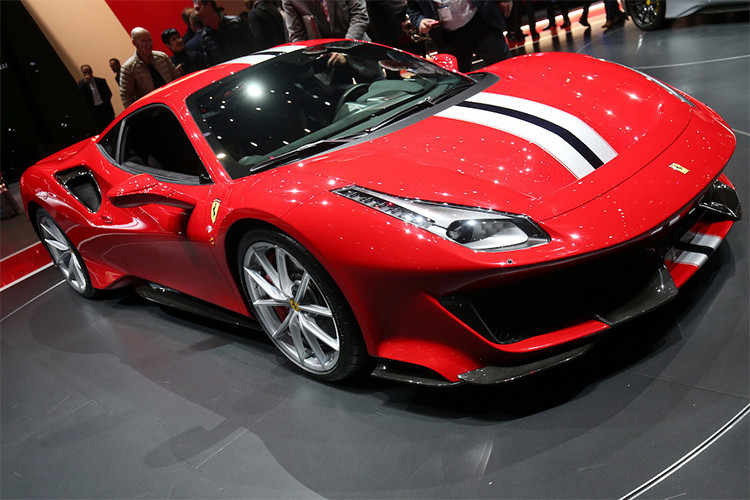 Đây là lần đầu tiên hãng xe Ý mang chiếc siêu xe Ferrari 488 Pista ra mắt trên toàn thế giới. So với 488 GTB tiêu chuẩn, Ferrari 488 Pista nhẹ hơn 90 kg, khối lượng khô của xe chỉ dừng ở 1.280 kg. Bên cạnh đó, 488 Pista đã được cải tiến triệt để về hiệu quả khí động học, lấy cảm hứng từ 488 GTE hay xe đua F1.