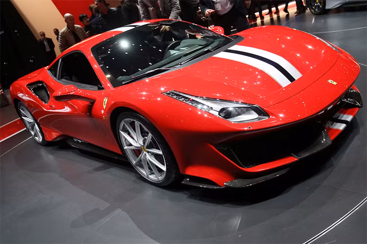 Đây là lần đầu tiên hãng xe Ý mang chiếc siêu xe Ferrari 488 Pista ra mắt trên toàn thế giới. So với 488 GTB tiêu chuẩn, Ferrari 488 Pista nhẹ hơn 90 kg, khối lượng khô của xe chỉ dừng ở 1.280 kg. Bên cạnh đó, 488 Pista đã được cải tiến triệt để về hiệu quả khí động học, lấy cảm hứng từ 488 GTE hay xe đua F1.