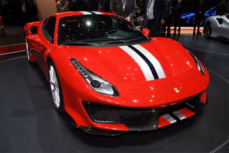 Xe cũng thừa hưởng những công nghệ tiên tiến nhất của hãng nên cho cảm giác lái và hiệu năng vận hành ấn tượng. Bên cạnh đó, 488 Pista cũng được áp dụng những thành tựu đạt được từ những chiến thắng của những chiếc xe đua 488 GTE và 488 Challenge ở những giải đua xe thể thao.