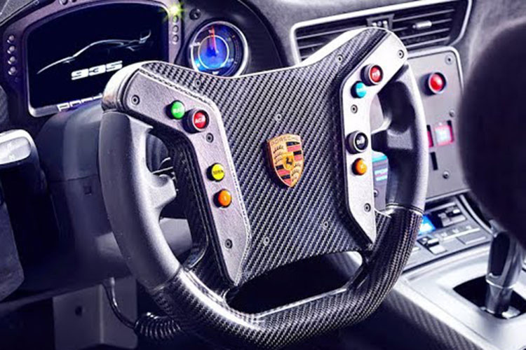 Đối với bên trong, các tính năng nội thất của 935 mới được tối giản, đúng theo phong cách của một chiếc xe đua, trong đó, vô lăng và cụm công cụ đo giống trên GT3 R và ghế đua với dây đai an toàn 6 điểm là trang bị đáng chú ý nhất.