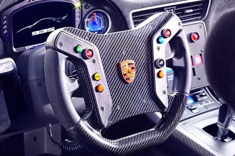 Đối với bên trong, các tính năng nội thất của 935 mới được tối giản, đúng theo phong cách của một chiếc xe đua, trong đó, vô lăng và cụm công cụ đo giống trên GT3 R và ghế đua với dây đai an toàn 6 điểm là trang bị đáng chú ý nhất.