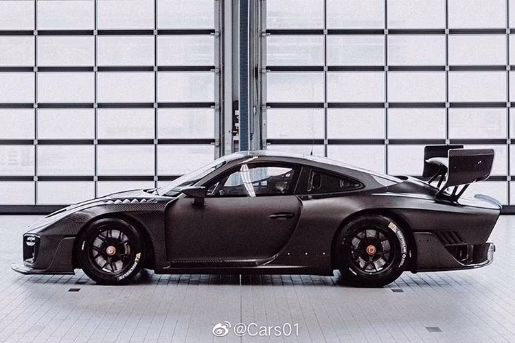 Nhờ trọng lượng nhẹ, Porsche 935 2019 cũng có được khả năng hiệu suất rất ấn tượng, khối động cơ tăng áp kép 3.8L 6 xi-lanh (chia sẻ từ 911 GT2 RS) cho công suất lên tới 700 mã lực, sức mạnh được gửi đến các bánh sau thông qua hộp số ly hợp kép 7 cấp PDK đặc trưng của hãng.