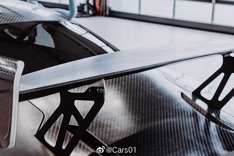 Porsche 935 phiên bản 2019 mới này sở hữu một thân máy hoàn toàn mới. Cụ thể, nó đã được hãng sử dụng vật liệu sợi carbon trần siêu nhẹ thay thế cho toàn bộ các tấm thân bằng nhôm và thép cường độ cao.