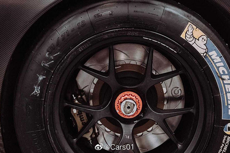 Các chi tiết thân xe, lốp và bộ mâm hoa đa chấu... đều mang phong cách tối giản của mẫu xe đua huyền thoại Porsche 935 từng giành nhiều kỷ lục vô tiền khoáng hậu trước đây.