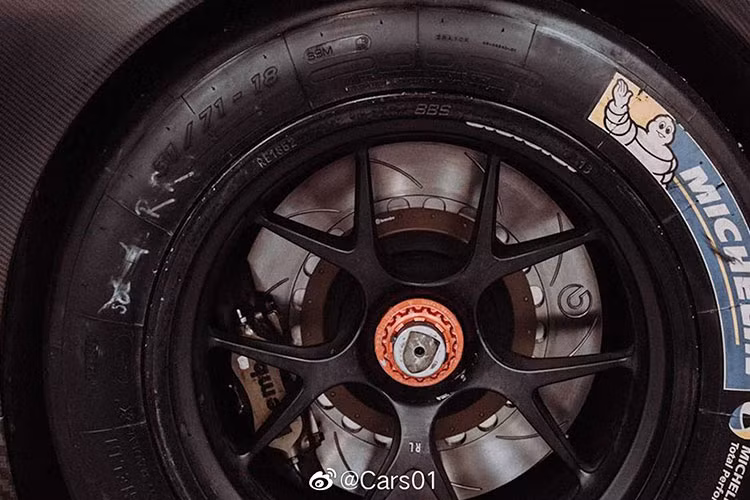 Các chi tiết thân xe, lốp và bộ mâm hoa đa chấu... đều mang phong cách tối giản của mẫu xe đua huyền thoại Porsche 935 từng giành nhiều kỷ lục vô tiền khoáng hậu trước đây.