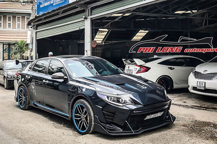 Cụ thể, toàn bộ phần cản trước đã được chế biến lại hầm hố hơn, cụm lưới tản nhiệt được đẩy xuống dưới, kết hợp với cụm hướng gió thể thao. Nắp capo cũng được thay thế và có lỗ hút gió như xe đua.