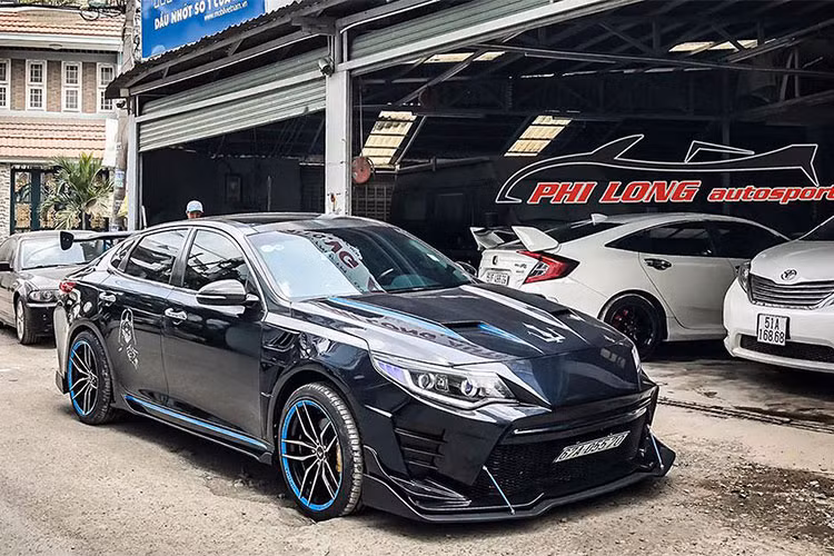 Cụ thể, toàn bộ phần cản trước đã được chế biến lại hầm hố hơn, cụm lưới tản nhiệt được đẩy xuống dưới, kết hợp với cụm hướng gió thể thao. Nắp capo cũng được thay thế và có lỗ hút gió như xe đua.