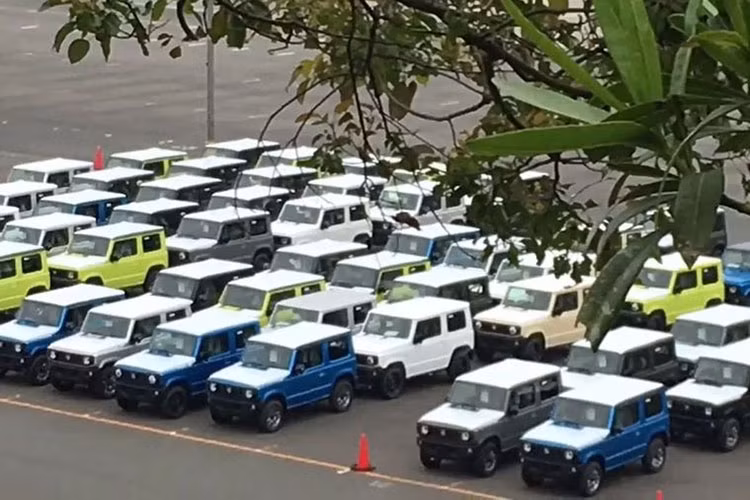 Lần xuất hiện này của mẫu xe Suzuki Jimny 2018 không hề đơn độc, có vẻ như hãng xe Nhật Bản đang thực hiện một cuộc diễn tập hay quảng cáo nào đó vì đoạn clip ngắn cho thấy có hàng chục chiếc Jimny xếp hàng gọn gàng ở đằng sau nhà máy của Suzuki và không hề che đậy.