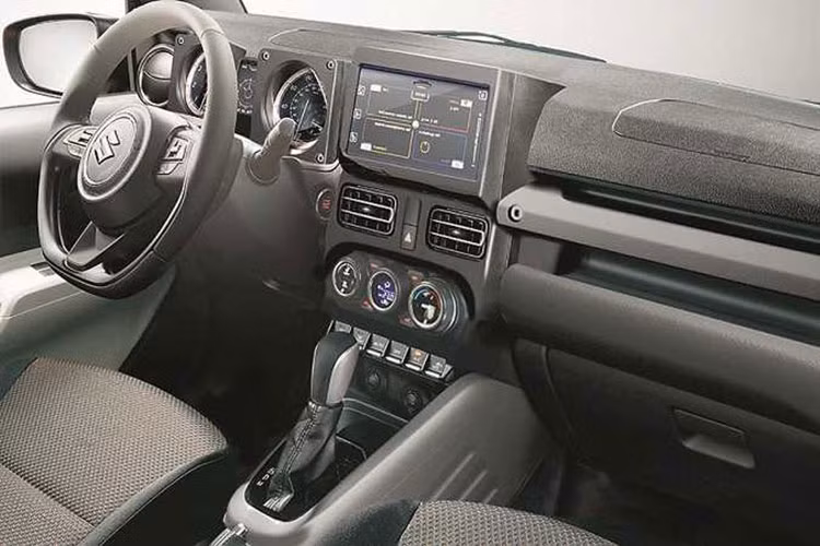 Mẫu Suzuki Jimny 2018 mới ngoài việc thu hút bằng lối thiết kế bên ngoài cứng cáp, góc cạnh, ở bên trong cũng nổi bật không kém khi được trang bị một màn hình cảm ứng AVN và điều khiển khí hậu vùng độc lập.