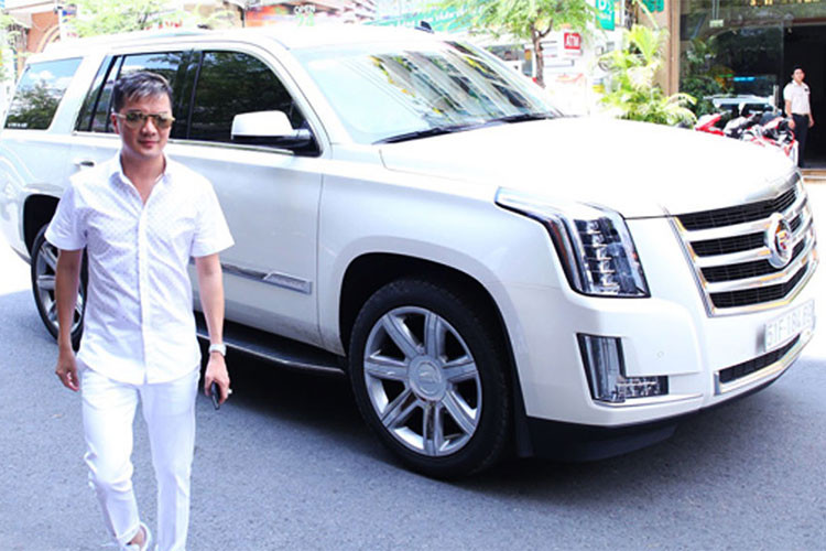 Tất nhiên, đây không phải là chiếc xe sang Cadillac Escalade đầu tiên của Mr. Đàm. Vào năm 2015, Đàm Vĩnh Hưng từng thu hút sự chú ý bên chiếc Cadillac Escalade màu trắng muốt, mang biển kiểm soát TP HCM của mình.