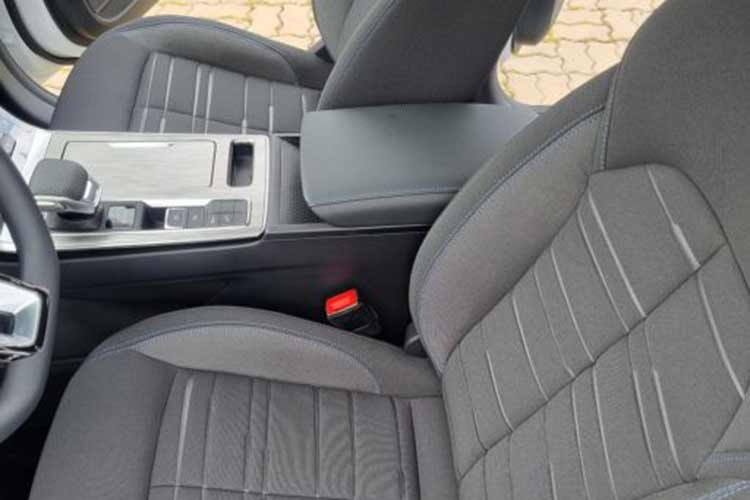 Không rõ khi về Việt Nam, MG RX5 STD được trang bị những công nghệ an toàn nào, khả năng cao xe sẽ có cảm biến trước sau, ABS, BA, EBD, cân bằng điện tử, hỗ trợ khởi hành ngang dốc, hỗ trợ xuống dốc, camera 360 độ.