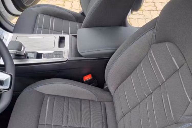 Không rõ khi về Việt Nam, MG RX5 STD được trang bị những công nghệ an toàn nào, khả năng cao xe sẽ có cảm biến trước sau, ABS, BA, EBD, cân bằng điện tử, hỗ trợ khởi hành ngang dốc, hỗ trợ xuống dốc, camera 360 độ.