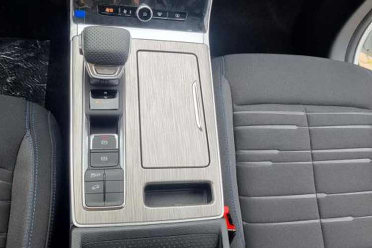 Về truyền động, MG RX5 dùng động cơ xăng 4 xi-lanh, tăng áp, dung tích 1.5 lít, cho công suất tối đa 168 mã lực và mô-men xoắn cực đại 275 Nm. Động cơ đi kèm hộp số tự động ly hợp kép 7 cấp, có thời gian chuyển số chỉ 0,2 giây.