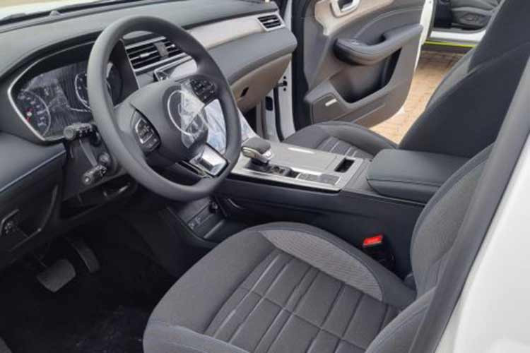 Về nội thất, so với các thị trường khác, MG RX5 STD tại Việt Nam cũng có nhiều trang bị khác biệt. Có thể kể đến như: bản tiêu chuẩn có ghế ngồi bọc nỉ, hàng ghế trước chỉnh cơ. Bản cao cấp có ghế ngồi bọc da và hàng ghế trước chỉnh điện. 