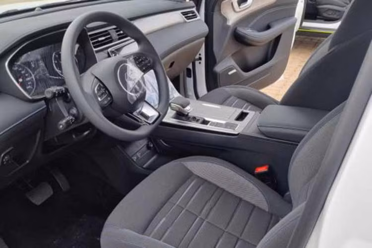 Về nội thất, so với các thị trường khác, MG RX5 STD tại Việt Nam cũng có nhiều trang bị khác biệt. Có thể kể đến như: bản tiêu chuẩn có ghế ngồi bọc nỉ, hàng ghế trước chỉnh cơ. Bản cao cấp có ghế ngồi bọc da và hàng ghế trước chỉnh điện. 