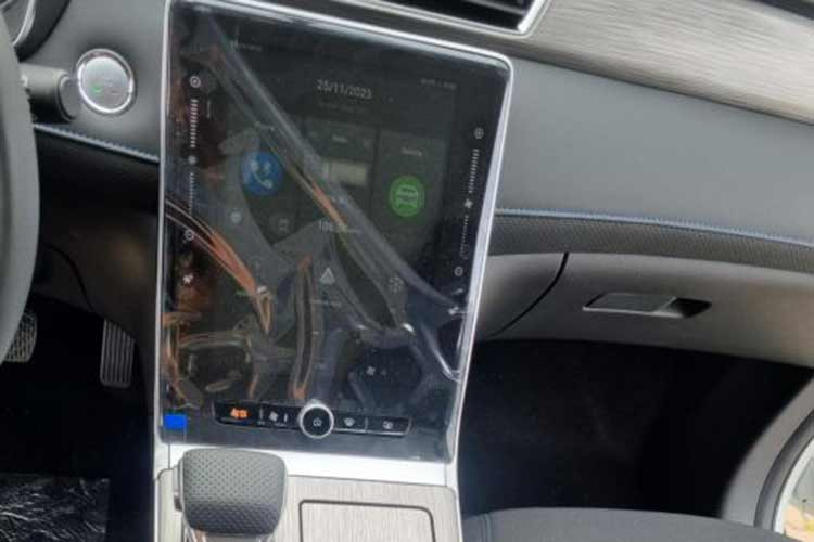 MG vẫn trang bị cho RX5 bản tiêu chuẩn màn hình giải trí trung tâm 14,1 inch nằm dọc, kết nối Apple CarPlay/Android Auto, cần số điện tử, ga tự động, điều hòa 2 vùng tự động, khởi động nút bấm và phanh tay điện tử. Tính năng sạc không dây đã được lược bỏ…